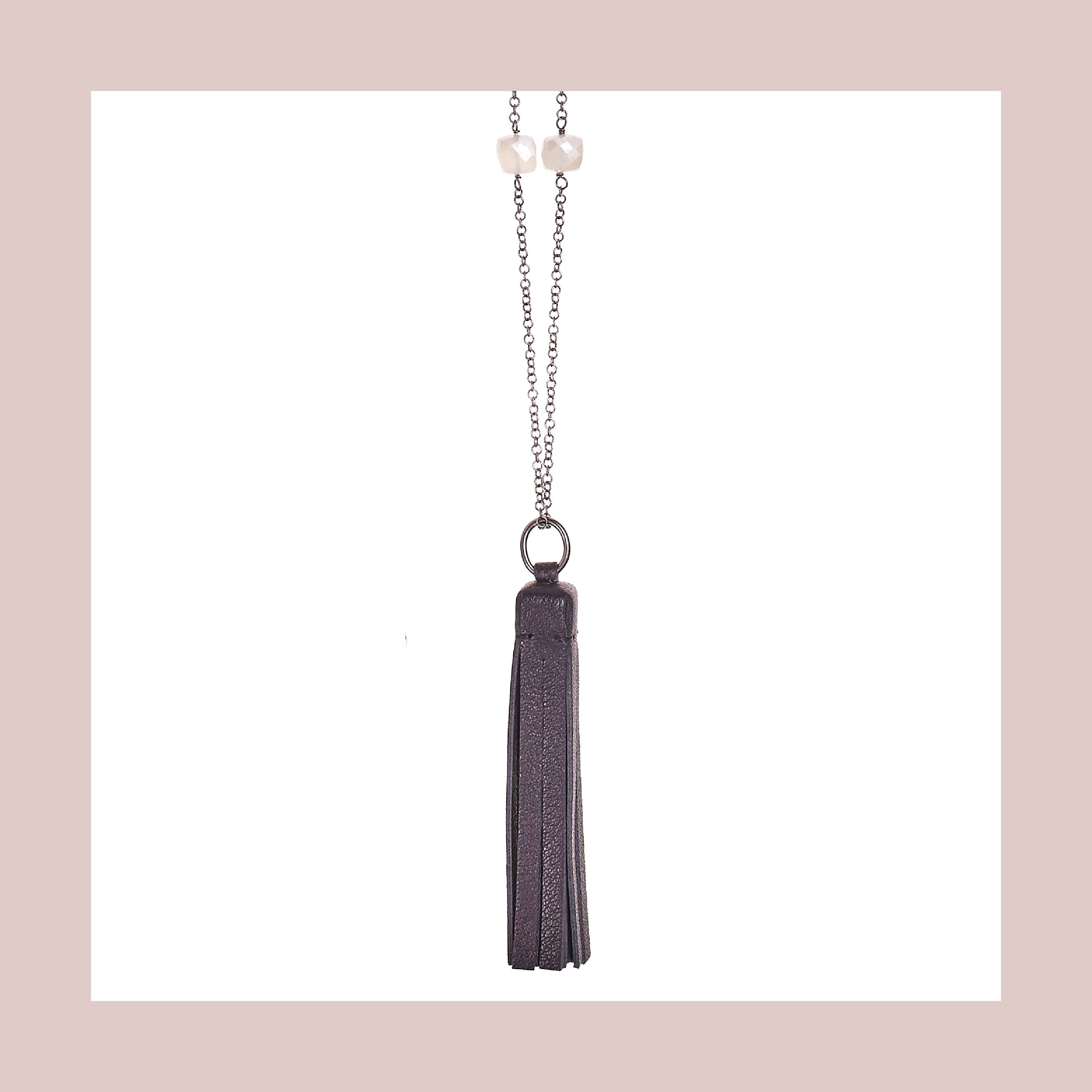 Collana Tassel "Square" con nappa in pelle nera e calcedonio