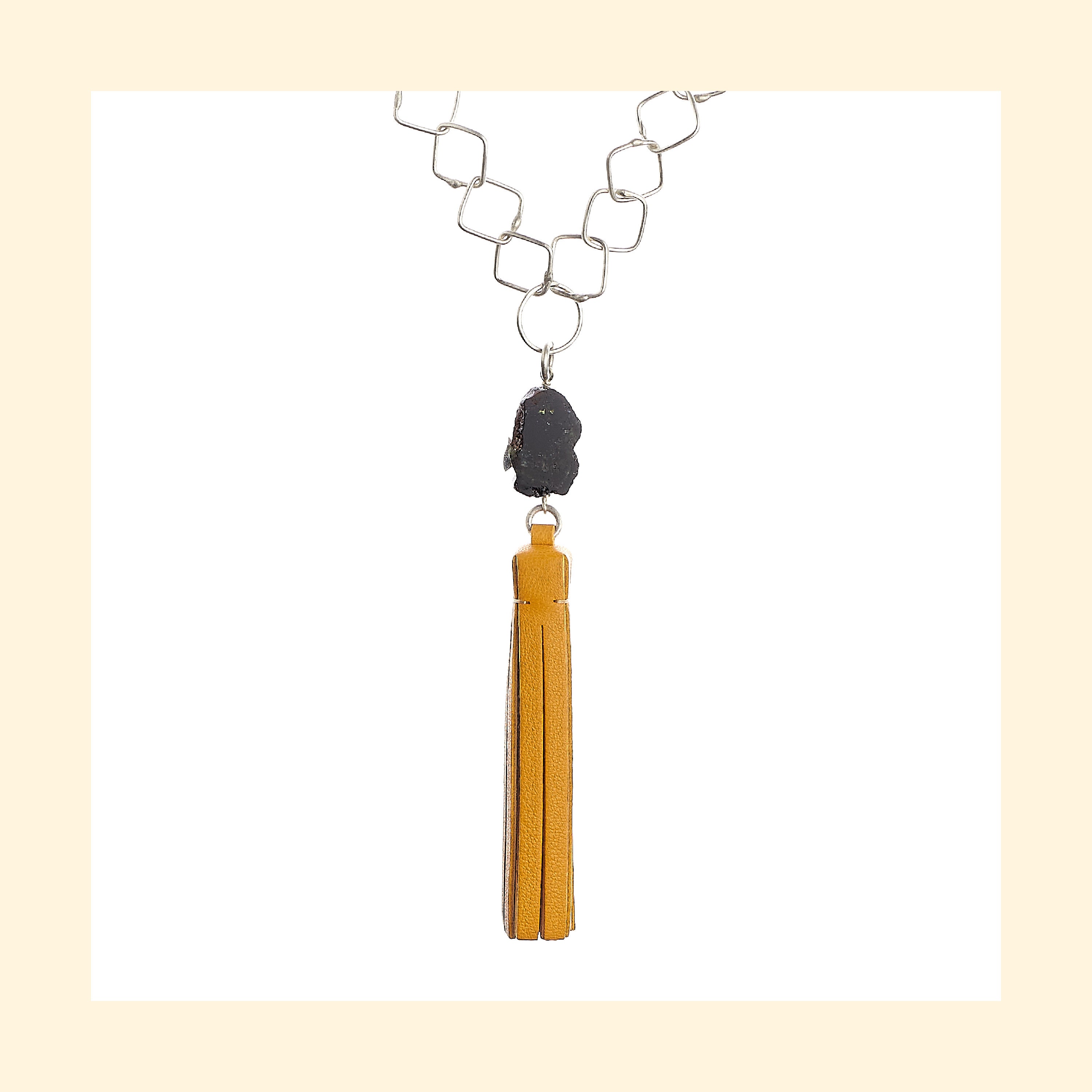 Collana Tassel "Square" con nappa in pelle miele e tormalina