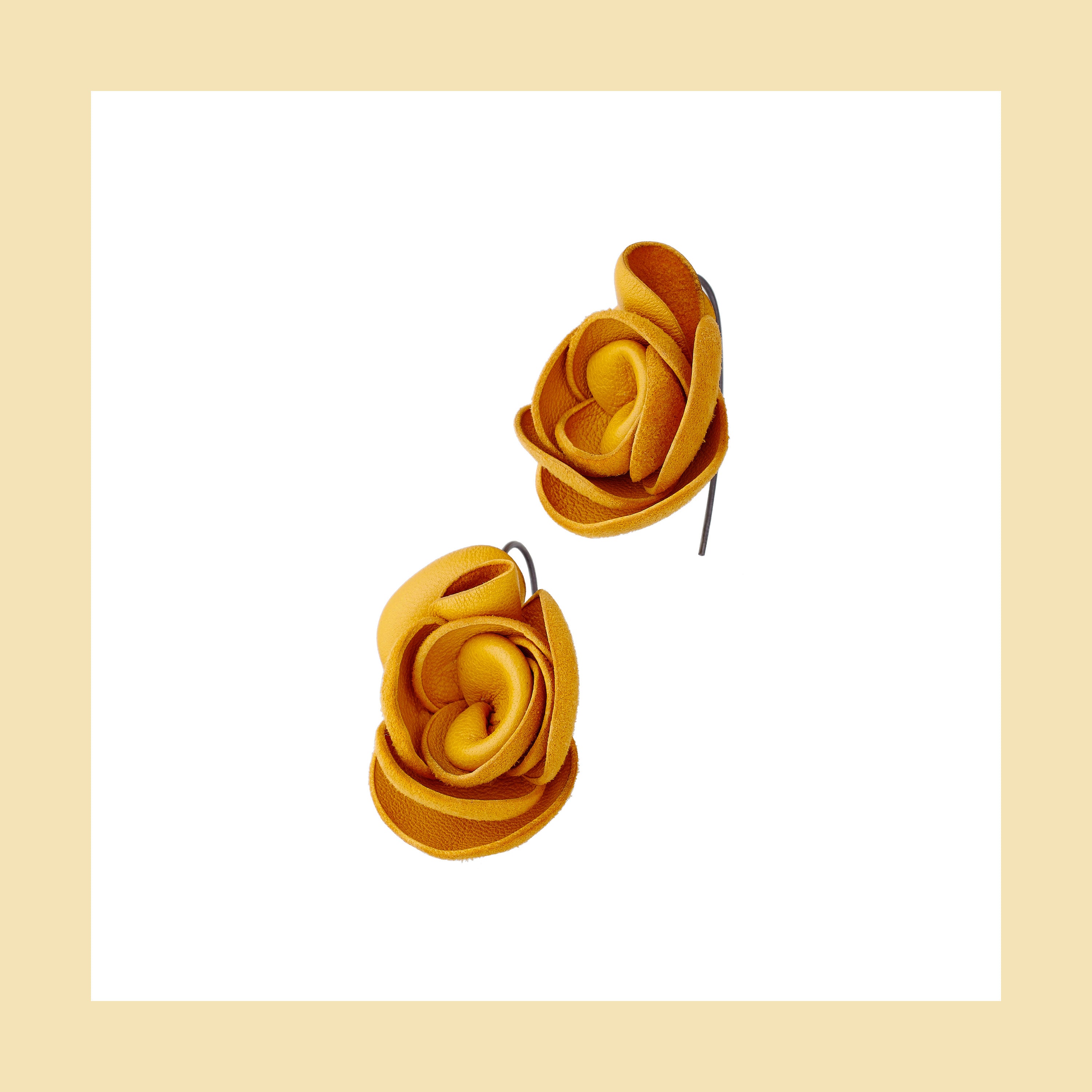 Camélia Honey Leather Earrings