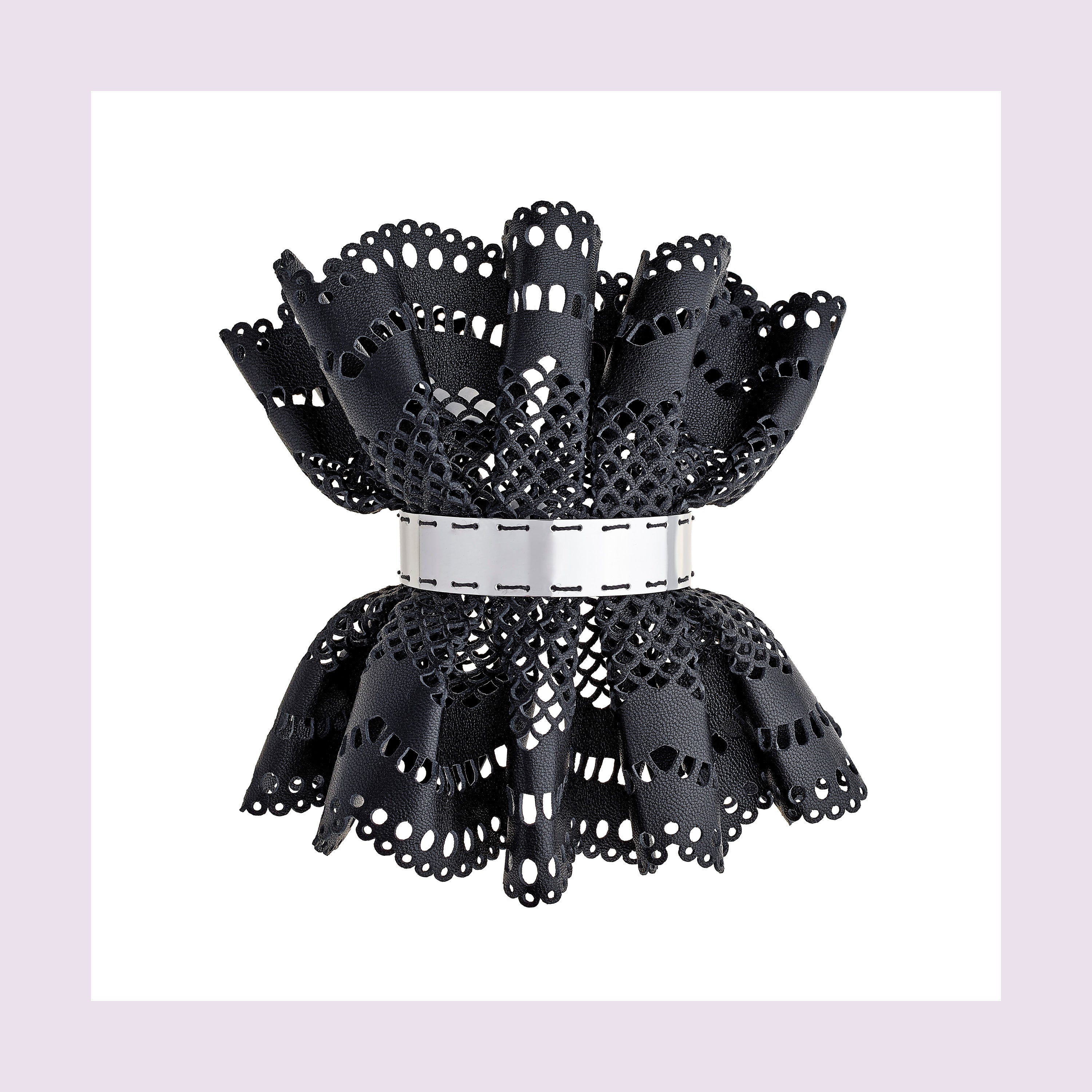 Cuff Victoria in pelle nera con bracciale